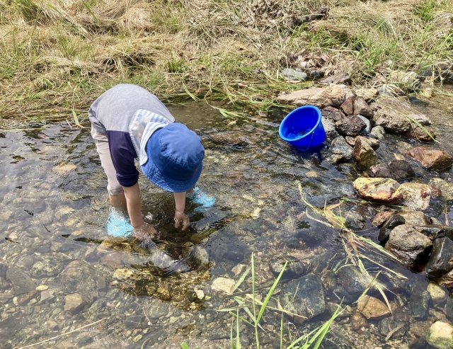 川で遊ぶ子供